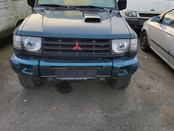 Grün Gebraucht 2002 Mitsubishi Pajero SUV | 2.490 €
