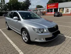 Grau Gebraucht 2011 Skoda Superb Kombi | 5.450 € (Fairer Preis)
