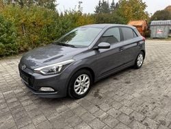 Grau Gebraucht 2016 Hyundai i20 Trend Limousine | 7.650 € (Guter Preis)
