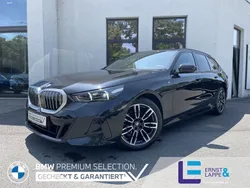 Black saphire metallic Gebraucht 2024 BMW 520 M Sport Kombi | 54.340 € (Superpreis)