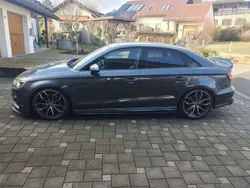 Grau Gebraucht 2015 Audi S3 Design Limousine | 28.999 €