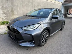 Grau Gebraucht 2022 Toyota Yaris Hybrid Team Limousine | 17.800 € (Guter Preis)