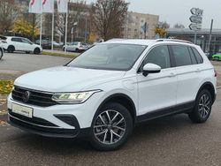 Weiß Gebraucht 2022 VW Tiguan Life SUV | 28.400 € (Etwas zu teuer)