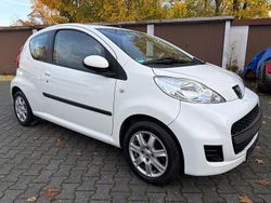 Weiß Gebraucht 2011 Peugeot 107 Urban Move Kleinwagen | 3.200 € (Fairer Preis)