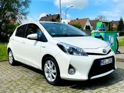 Weiß Gebraucht 2013 Toyota Yaris Hybrid Limousine | 11.475 € (Fairer Preis)