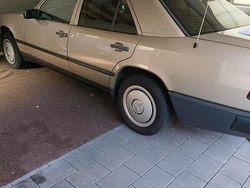 Grau Gebraucht 1988 Mercedes E260 Limousine | 6.400 €