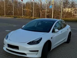 Weiß Gebraucht 2022 Tesla Model 3 Standard Range Limousine | 19.500 €