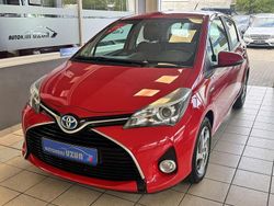 Rot Gebraucht 2015 Toyota Yaris Hybrid Comfort Limousine | 8.990 € (Fairer Preis)