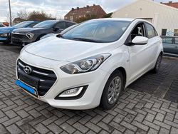 Weiß Gebraucht 2016 Hyundai i30 Classic Limousine | 7.999 € (Fairer Preis)