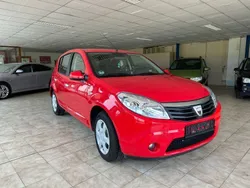 Rot Gebraucht 2010 Dacia Sandero Basis Kleinwagen | 3.799 € (Etwas zu teuer)
