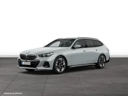 Grau Gebraucht 2024 BMW 540 Kombi | 71.798 €