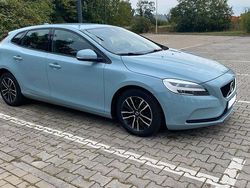 Blau Gebraucht 2018 Volvo V40 Momentum Limousine | 12.200 € (Fairer Preis)