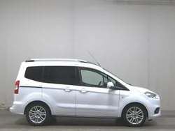 Weiss Gebraucht 2021 Ford Tourneo Courier Titanium Van / Kleinbus | 15.780 € (Fairer Preis)