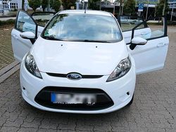 Weiß Gebraucht 2009 Ford Fiesta Kleinwagen | 4.000 €