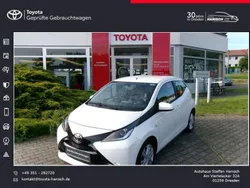 Pianosaweiß Gebraucht 2015 Toyota Aygo X-play Kleinwagen | 8.990 € (Fairer Preis)