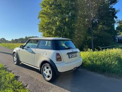 Weiß Gebraucht 2009 Mini ONE Kleinwagen | 4.900 € (Fairer Preis)