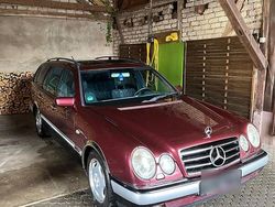 Rot Gebraucht 1997 Mercedes E200 Avantgarde Kombi | 2.799 € (Fairer Preis)