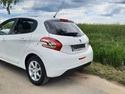 Weiß Gebraucht 2015 Peugeot 208 Style Kleinwagen | 6.666 € (Fairer Preis)