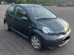 Grau Gebraucht 2009 Toyota Aygo City Kleinwagen | 1.990 € (Fairer Preis)