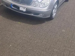 Gold Gebraucht 2003 Mercedes E200 Limousine | 1.950 €