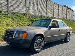 Braun Gebraucht 1987 Mercedes E260 Limousine | 5.999 €