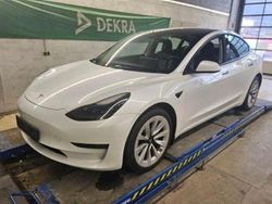 Weiß (metallic) Gebraucht 2022 Tesla Model 3 RWD Limousine | 28.500 € (Fairer Preis)