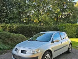 Silber Gebraucht 2005 Renault Mégane II Kleinwagen | 900 € (Superpreis)