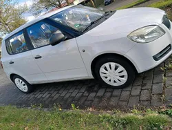 Weiß Gebraucht 2009 Skoda Fabia Kleinwagen | 2.140 € (Fairer Preis)