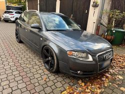 Grau Gebraucht 2004 Audi A4 Kombi | 4.500 €
