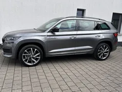 Grau Gebraucht 2024 Skoda Kodiaq SportLine SUV | 46.980 € (Fairer Preis)