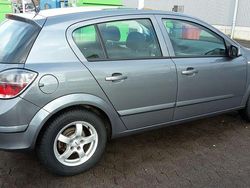 Grau Gebraucht 2007 Opel Astra Edition Limousine | 2.995 € (Etwas zu teuer)