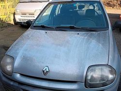 Silber Gebraucht 1999 Renault Clio II Kleinwagen | 400 €