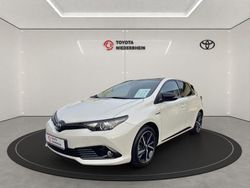 Novaweiß perleffekt/ schwarz Gebraucht 2017 Toyota Auris Hybrid Basis Limousine | 16.222 € (Fairer Preis)