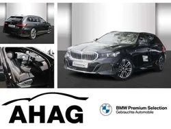 Saphirschwarz metallic Gebraucht 2024 BMW 520 M Sport Kombi | 53.440 € (Superpreis)