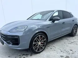Grau Gebraucht 2024 Porsche Cayenne Turbo E-Hybrid SUV | 159.800 €
