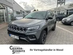 Grau (sting gray / dach schwarz) Neu 2024 Jeep Compass SUV | 39.900 € (Teuer)