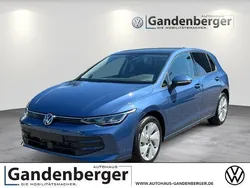 Blauschwarz Gebraucht 2024 VW Golf VIII Life Limousine | 27.220 € (Etwas zu teuer)