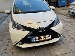 Weiß Gebraucht 2016 Toyota Aygo X-play Kleinwagen | 5.100 € (Etwas zu teuer)
