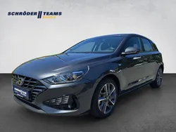 Grau Gebraucht 2023 Hyundai i30 Trend Limousine | 15.989 € (Fairer Preis)
