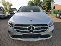 Grau Gebraucht 2020 Mercedes B180 Van / Kleinbus | 23.990 € (Fairer Preis)