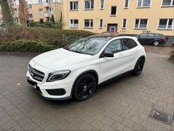Weiß Gebraucht 2015 Mercedes GLA200 AMG line SUV | 13.500 € (Superpreis)