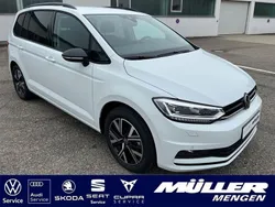 Weiß Gebraucht 2024 VW Touran Highline Van / Kleinbus | 40.450 € (Teuer)