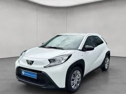 Schneeweiß Gebraucht 2024 Toyota Aygo X-play Kleinwagen | 14.490 € (Guter Preis)