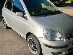 Grau Gebraucht 2004 Toyota Yaris Kleinwagen | 3.900 €