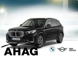Schwarz Neu 2025 BMW iX1 Luxury Line SUV | 51.890 € (Superpreis)