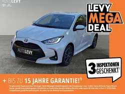 Platinweiss metallic Gebraucht 2022 Toyota Yaris Hybrid Basis Limousine | 17.990 € (Fairer Preis)