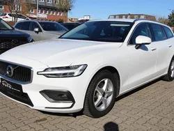 Weiß Gebraucht 2019 Volvo V60 Momentum Kombi | 20.900 € (Teuer)