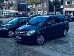 Schwarz Gebraucht 2012 Opel Zafira Van / Kleinbus | 3.700 € (Fairer Preis)