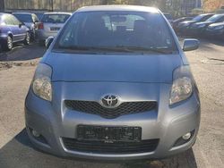 Grau Gebraucht 2011 Toyota Yaris Limousine | 2.900 € (Teuer)