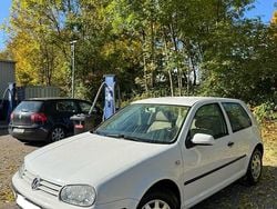 Weiß Gebraucht 2000 VW Golf IV Kleinwagen | 2.500 € (Etwas zu teuer)